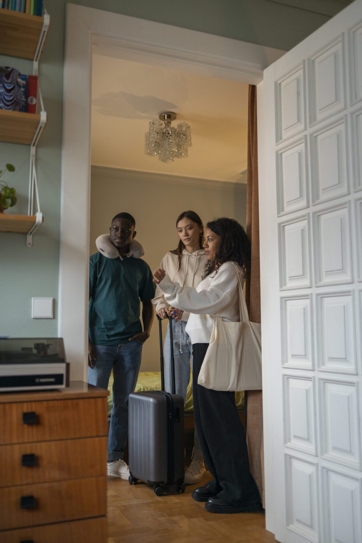 Propriétaire présentant un hébergement atypique