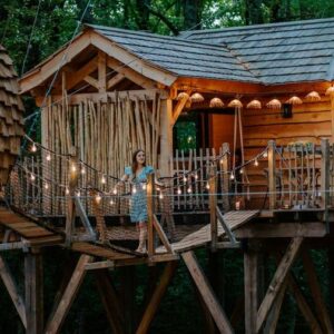 femme dans une cabane