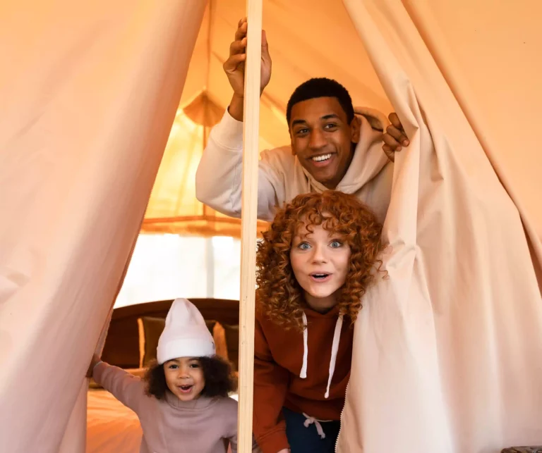 Jeune famille s'amusant dans un tipi